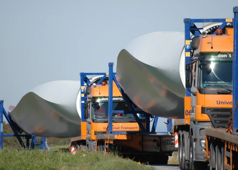 Die Schwerlasttransporter mit den Rotorblättern fahren zum Standort von WindSTARK1 – dank Ute ganz ohne Hindernisse.