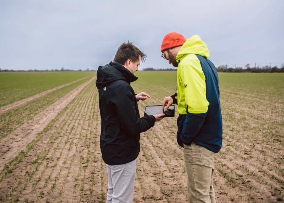 Fabian bespricht mit Landwirt und Flächenbesitzer Louis die Projektplanung. 