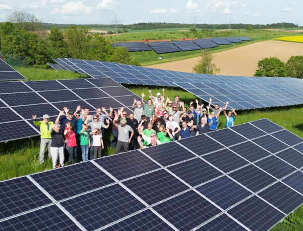 Der Bürger-Solarpark Kirchardt an der Autobahn A6: Gleich mehrere Bürgerwerke-Genossenschaften haben ihn gemeinsam realisiert. 