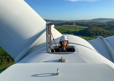 Eine Mitarbeiterin der Energiegenossenschaft Starkenburg genießt bei einem Kontrollbesuch die Aussicht.