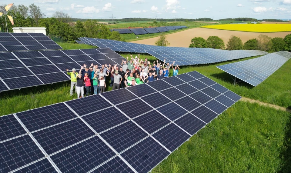 Mitglieder der BEG Kraichgau in einem Solarpark. Copyright: Florian Oess - BEG Kraichgau, GPS: A 6, Kirchardt, Verwaltungsgemeinschaft Bad Rappenau, Landkreis Heilbronn, Baden-Württemberg, 74912, Deutschland