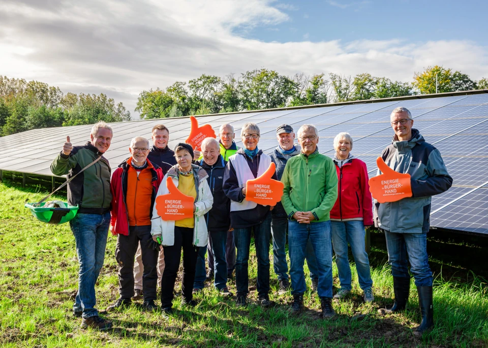 Aktive der Friedensfördernden Energiegenossenschaft Herford vor ihrer Freiflächen-Solaranlage (Copyright: Joe Pohl)