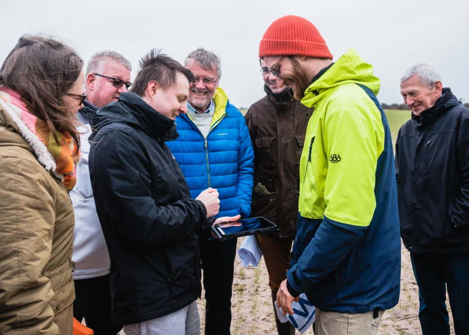 Projektentwickler Fabian Stoffel mit dem Flächenbesitzer und Verteter:innen der lokalen Bürger-Energiegenossenschaft.